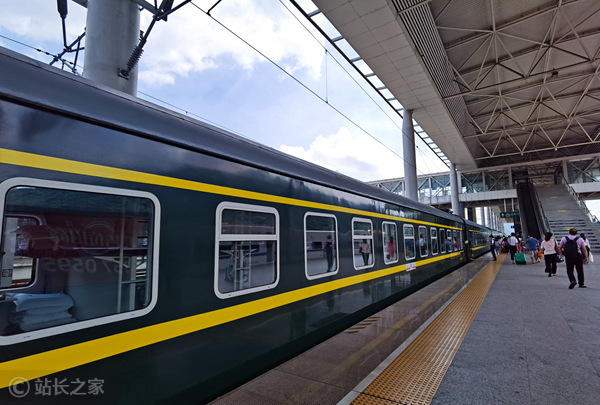 绿皮火车,动车 (图片版权所属:靠谱客) 绿皮火车,动车