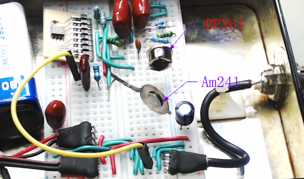 ▲ 实验中的传感器和放射源
