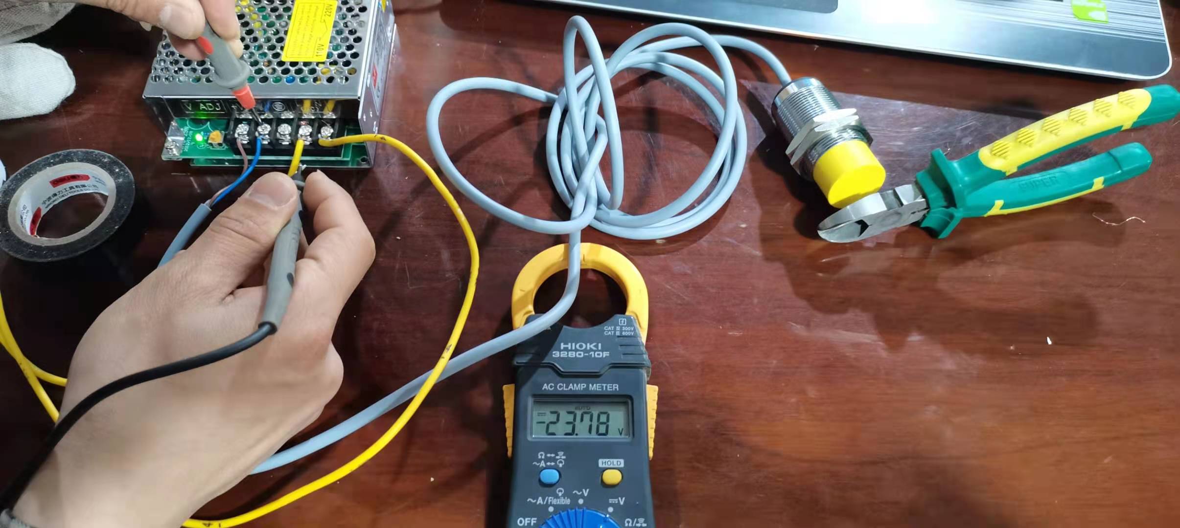 感应到物体，此时万用表有示数24V