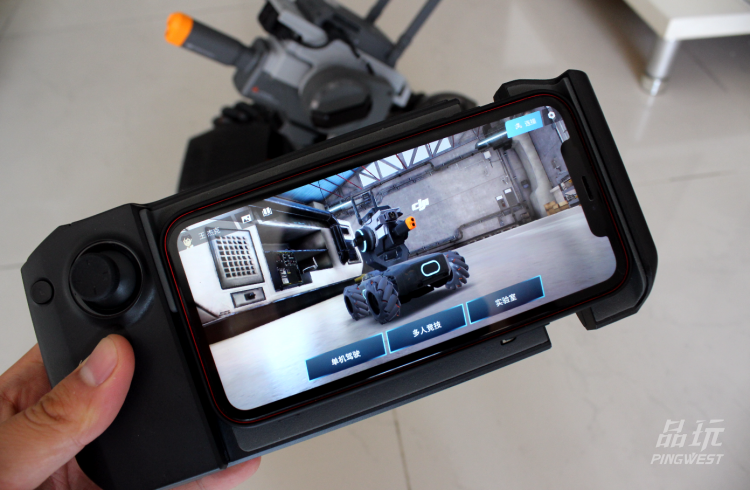 手柄相较于屏幕更好控制位移，战斗必备