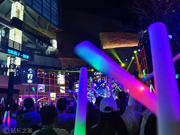 蹦迪 夜场 演唱会 粉丝 (图片版权所属:靠谱客) 蹦迪 夜场 演唱会 粉丝