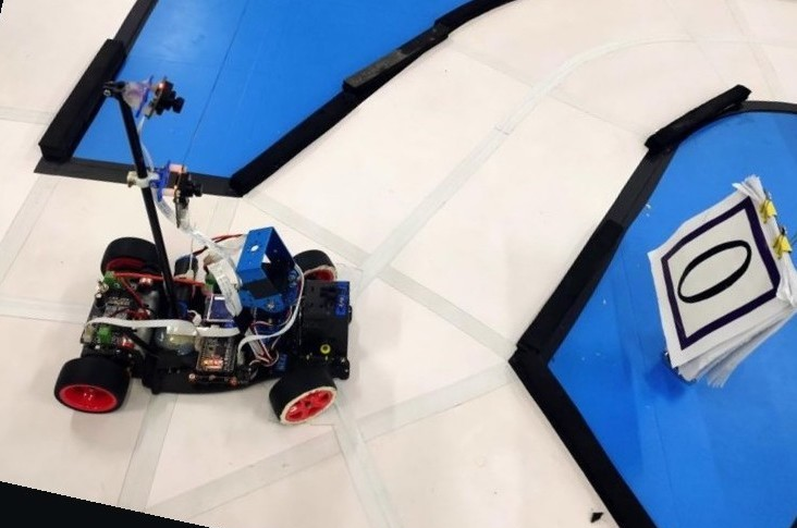 ▲ 图1.0 处在三岔路口的车模