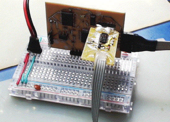 ▲ 数据采集板上的下载程序