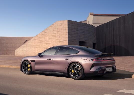 小米su7搭载ai大模型：小爱同学秒识前车车型