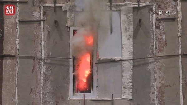 315曝光假防火玻璃黑产链:高温下不足4分钟就变形、开裂