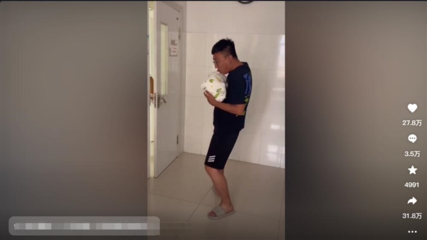 爸爸第一次抱孩子偷感好重 网友笑问:请问是烫手吗