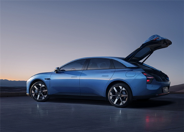 何小鹏:小鹏mona m03下月上市 8月1日起陆续到店