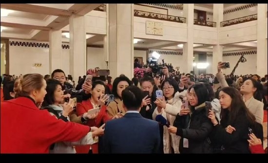 海尔老总朋友圈回应与雷军同框:连发9张照片 似要拼九宫格