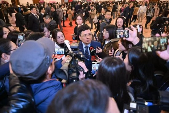 海尔老总朋友圈回应与雷军同框:连发9张照片 似要拼九宫格