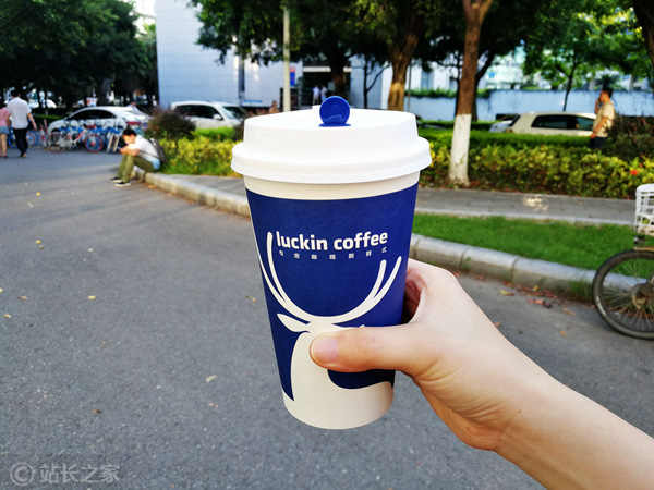 瑞幸出海，龟行两年