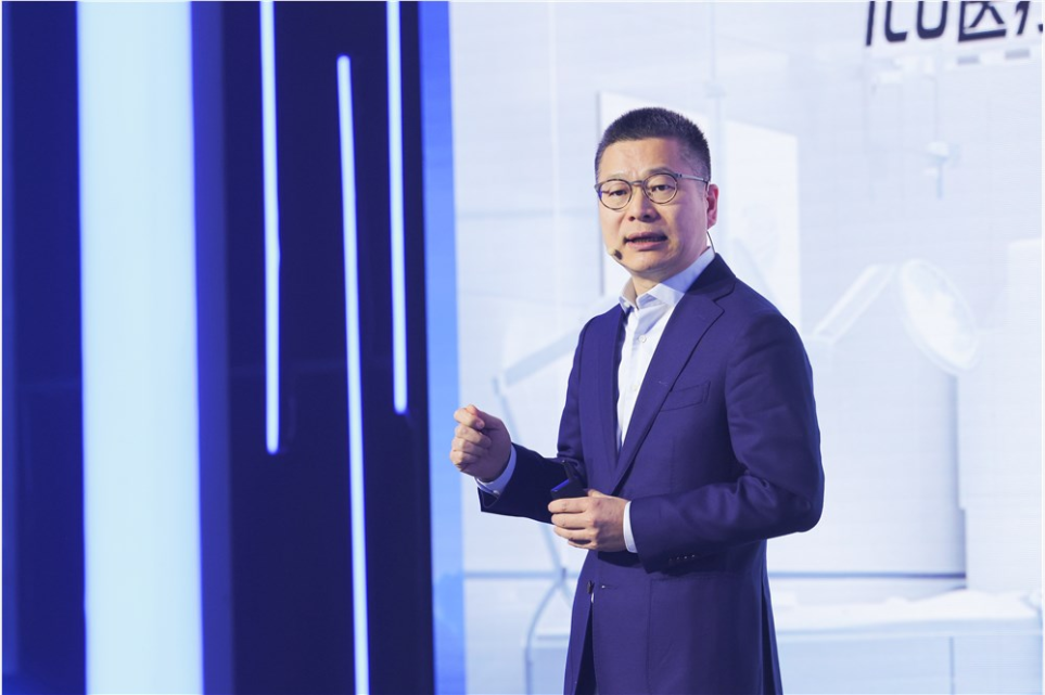 穿西装打领带的男人站在墙边的女人

ai 生成的内容可能不正确。