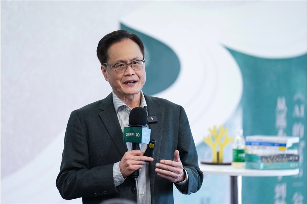 穿西装的男人手里拿着手机

描述已自动生成