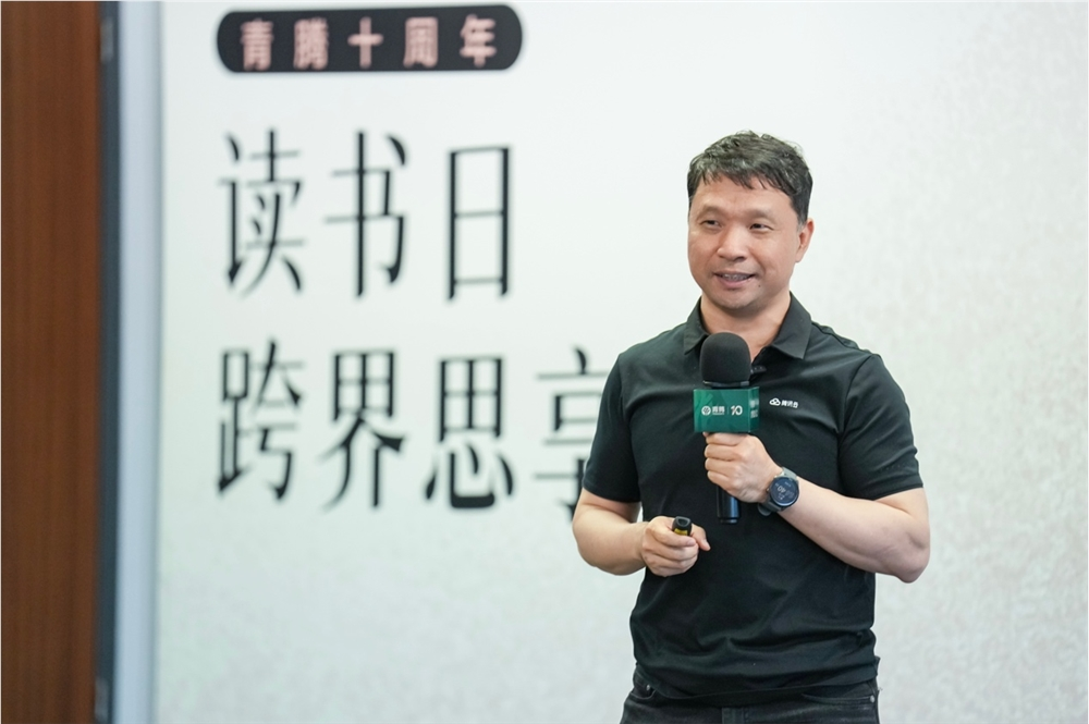 人的照片上写着字

描述已自动生成