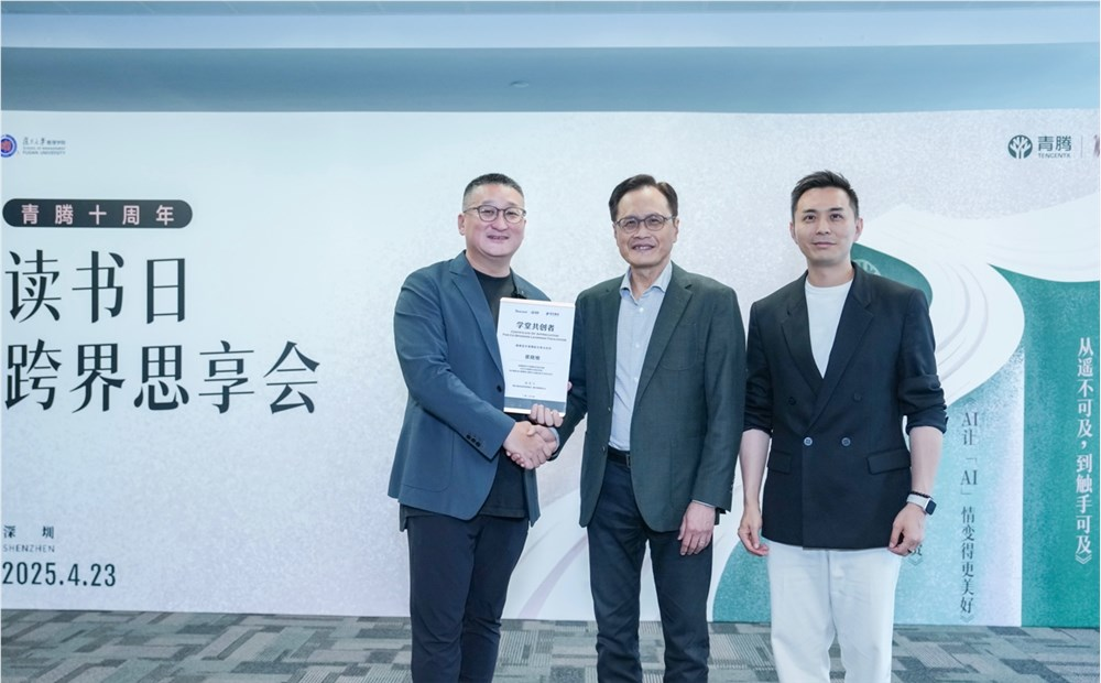 一群人站在人的照片上写着字

描述已自动生成