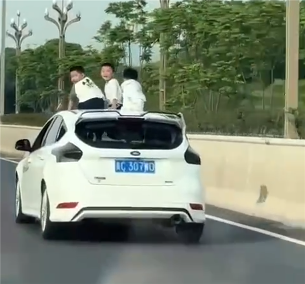 行驶途中3男孩从汽车天窗探出身体:非常危险、有致死案例!