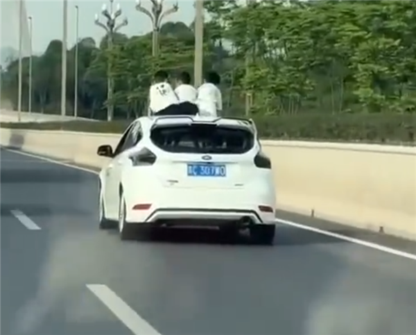 行驶途中3男孩从汽车天窗探出身体:非常危险、有致死案例!