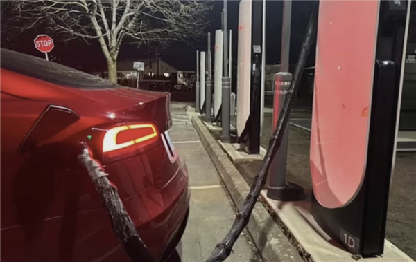 节假日成电动爹！高速服务区充电桩排队 女车主等到20多号