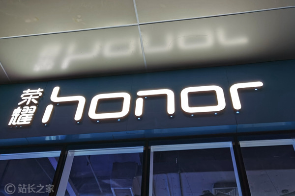 荣耀打响 AI 语音技术新战役，全球首个端侧语音大模型即将上线！