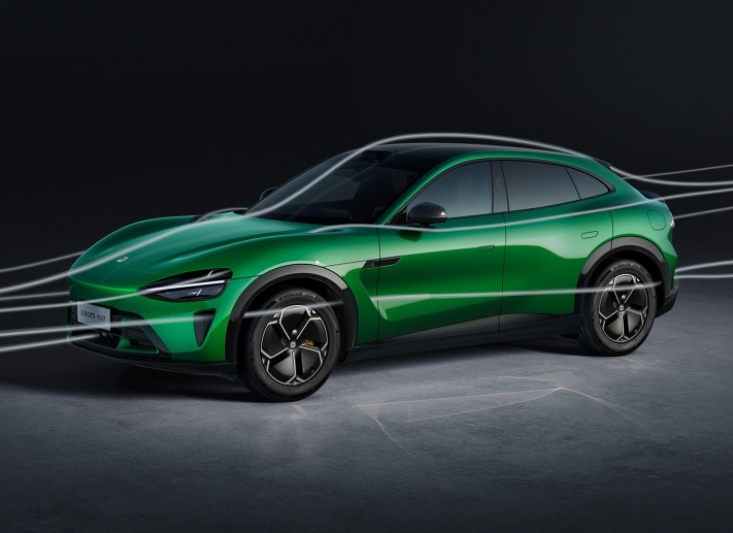 小米YU7首批交付 雷军为车主开车门：感谢大家信任支持