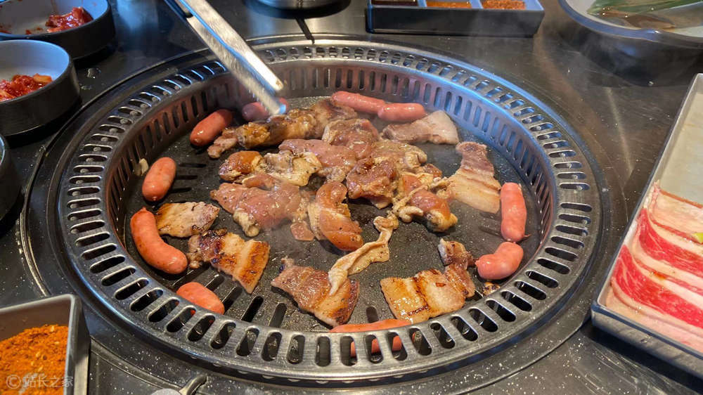 烤肉店停电 老板：全场56桌全免单 客人赞不绝口