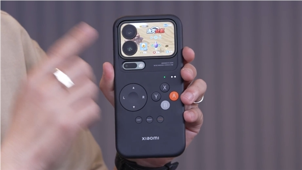 卢伟冰现场开箱小米17 Pro 套上手机壳秒变游戏掌机小米17系列震撼发布 创新游戏配件引关注