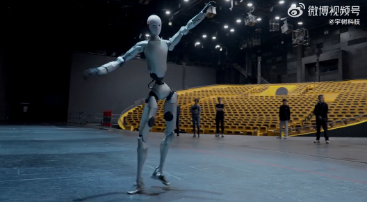 宇树科技推出 Unitree H2人形机器人：身高180 仿生人脸与惊人协调性