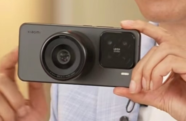 雷军首次揭秘小米可换镜头手机，展示小米 15 “模块光学系统”